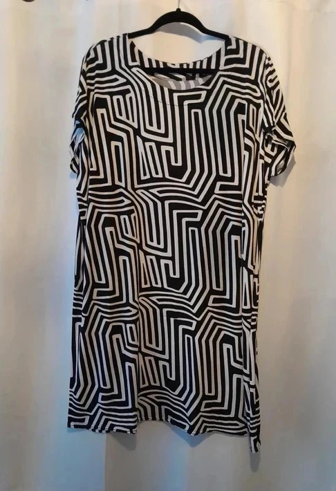 Robe t-shirt fluide imprimé géométrique noir et blanc - Taille 5XL